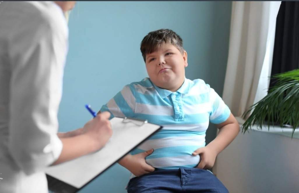 السمنة عند الأطفال: أسبابها وكيفية علاجها.. تُعدّ السمنة عند الأطفال ظاهرة عالمية تُثير قلقًا متزايدًا، حيث تُشكل خطرًا كبيرًا على صحة الأطفال على المدى القصير والبعيد