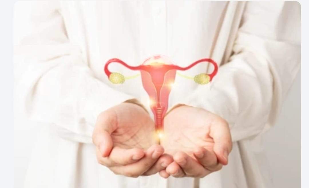 متلازمة تكيس المبايض الأعراض، والأسباب، وكيفية العلاج تعتبر واحدة من الأسباب الرئيسية المسببة للعقم الوظيفي لدي السيدات، فهي تصيب حوالى من ٥٪ إلي١٠٪ من النساء في سن الإنجاب. 