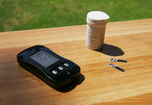 عندما تُشخص الأم بسكري الحمل، يبدأ القلق ينمو بداخلها عن مدى تأثير السكري على جنينها وصحته، لذا في هذا المقال تأثير السكري على الحمل والولادة سنحاول أن نناقش ما يدور بذهن الأم من تساؤلات حول أثر السكري عليها وعلى جنينها وهل إذا ما كان السكري سيزول بعد الولادة أم لا؟ وما إذا كانت ولادتها ستكون طبيعية أم قيصرية؟ 