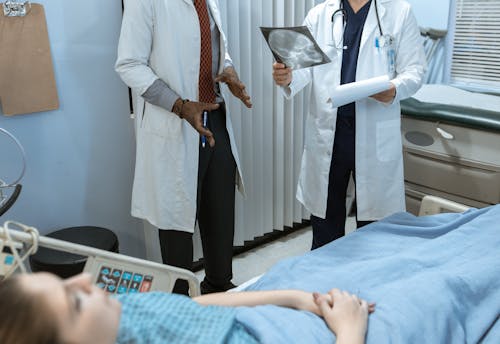 تُعتبر جلطات الأوردة العميقة واحدة من أمراض الدم والأوعية الدموية غير المعروفة بين معظم الناس، فأول ما يتبادر إلي الذهن عند سماع كلمة جلطات هي ما تحدث في القلب أو المخ، وهي مختلفة تماماً عن جلطات الأوردة العميقة.  لذا في ذلك المقال (جلطات الأوردة العميقة: الأسباب، والأعراض، والعلاج) 